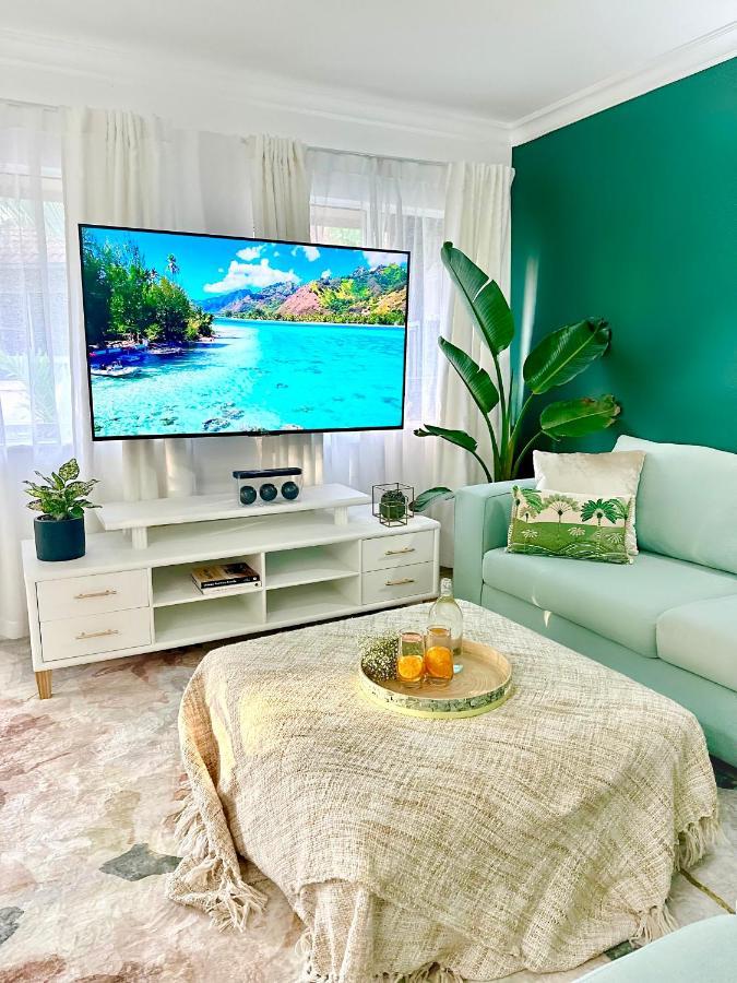 Apartment Luxury 2 Bedroom Apartment, Treetop Views, With 4 Swimming Pools Cairns