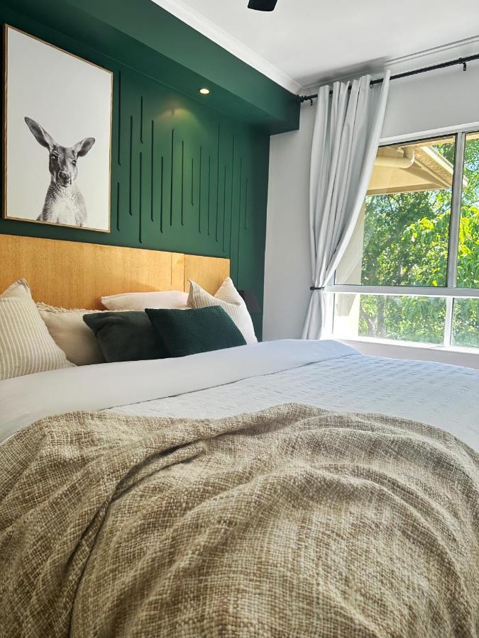 Luxury 2 Bedroom Apartment, Treetop Views, With 4 Swimming Pools Apartment Cairns