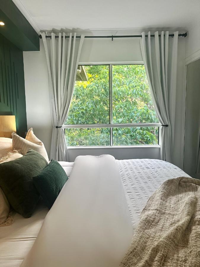 Luxury 2 Bedroom Apartment, Treetop Views, With 4 Swimming Pools