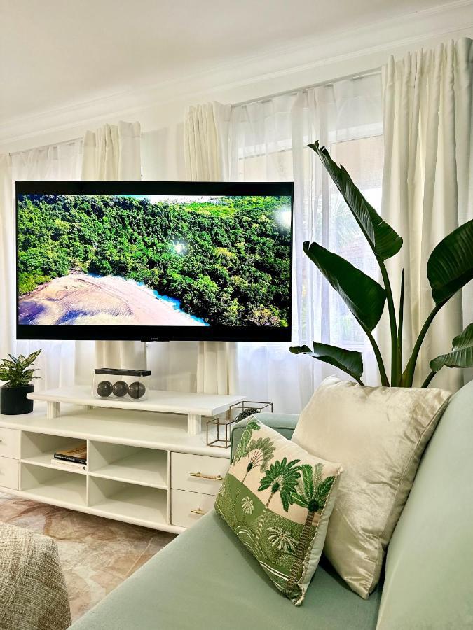 Apartment Luxury 2 Bedroom Apartment, Treetop Views, With 4 Swimming Pools Cairns