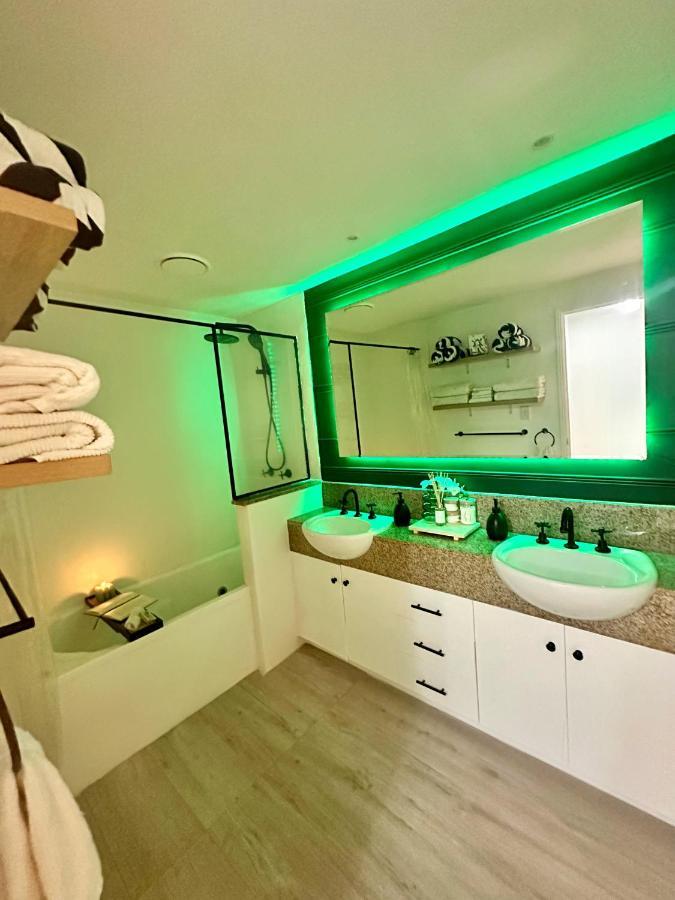 Luxury 2 Bedroom Apartment, Treetop Views, With 4 Swimming Pools Apartment Cairns