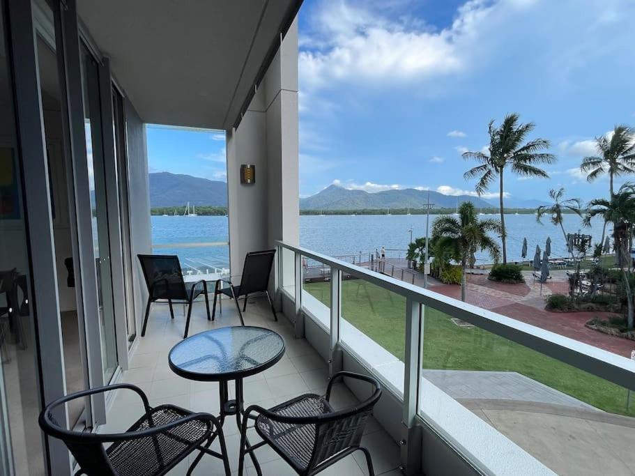 Stunning Water View - Pool, Gym, Sauna. Apartment Cairns