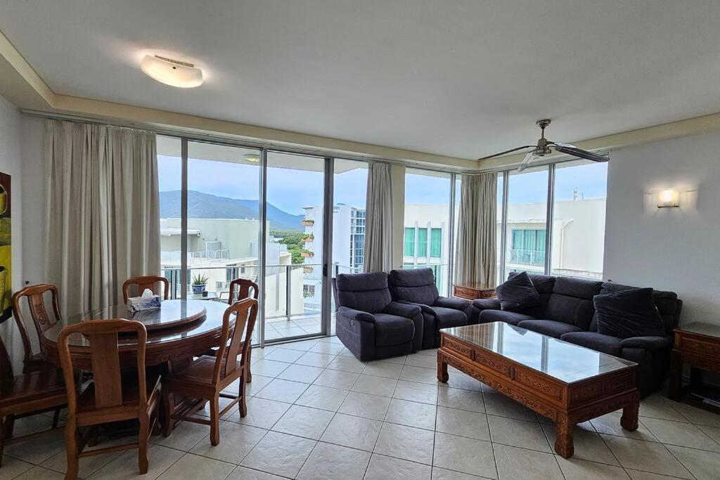 Waterfront Sub-penthouse In Centre Apartment *