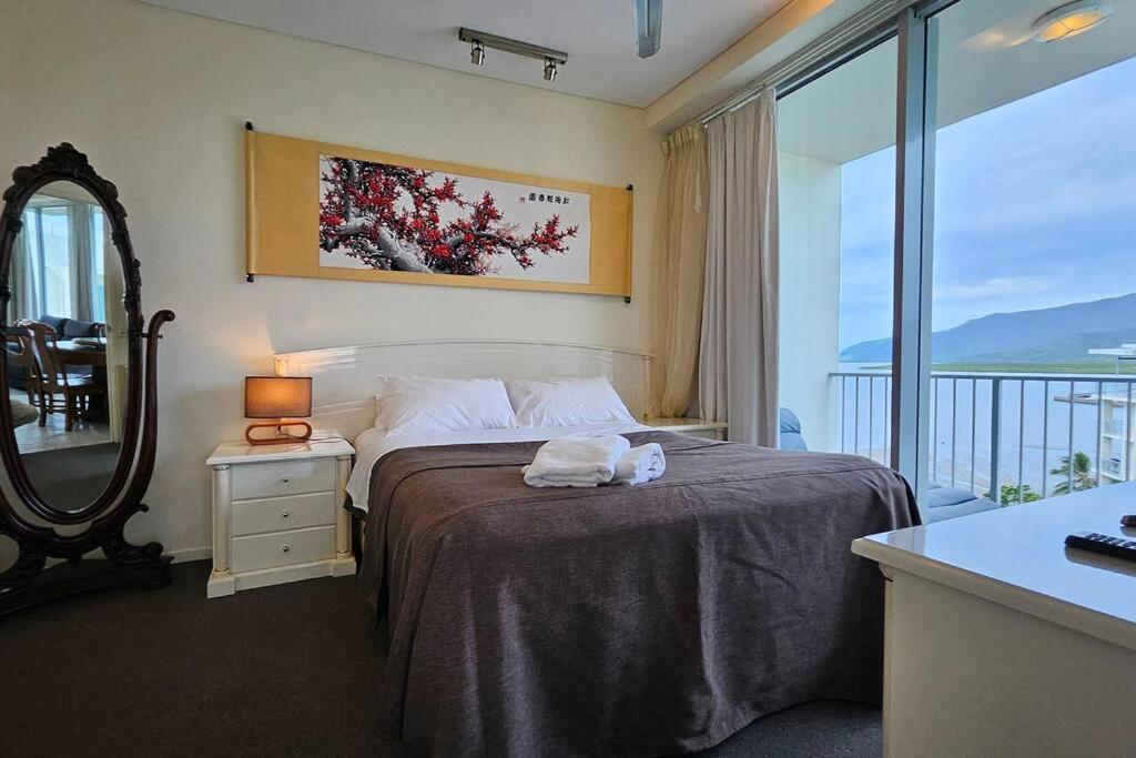 Waterfront Sub-penthouse In Centre Apartment
