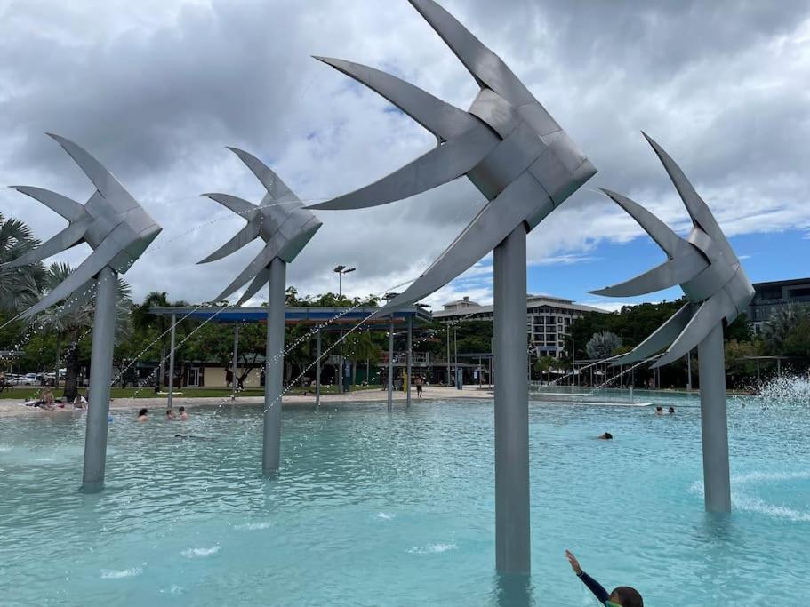 Stunning Water View - Pool, Gym, Sauna. * Cairns