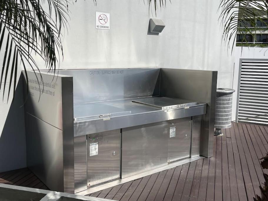Stunning Water View - Pool, Gym, Sauna. Cairns