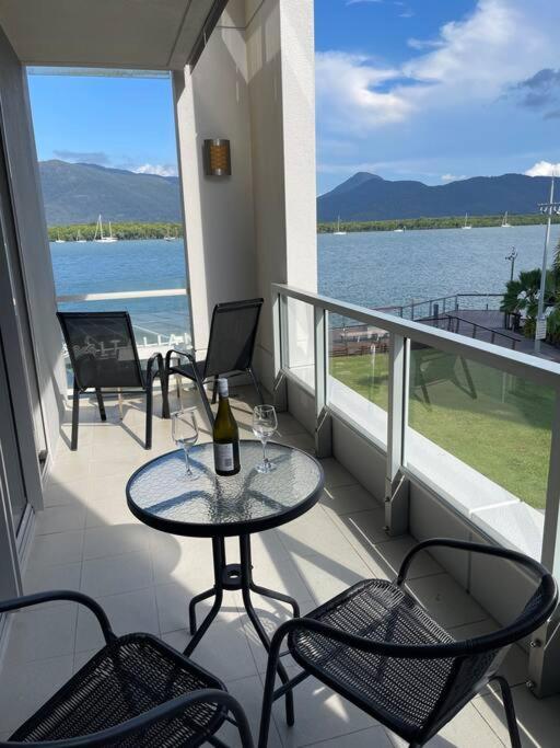 Stunning Water View - Pool, Gym, Sauna. Apartment