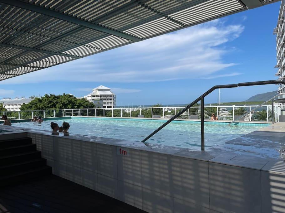 Stunning Water View - Pool, Gym, Sauna.