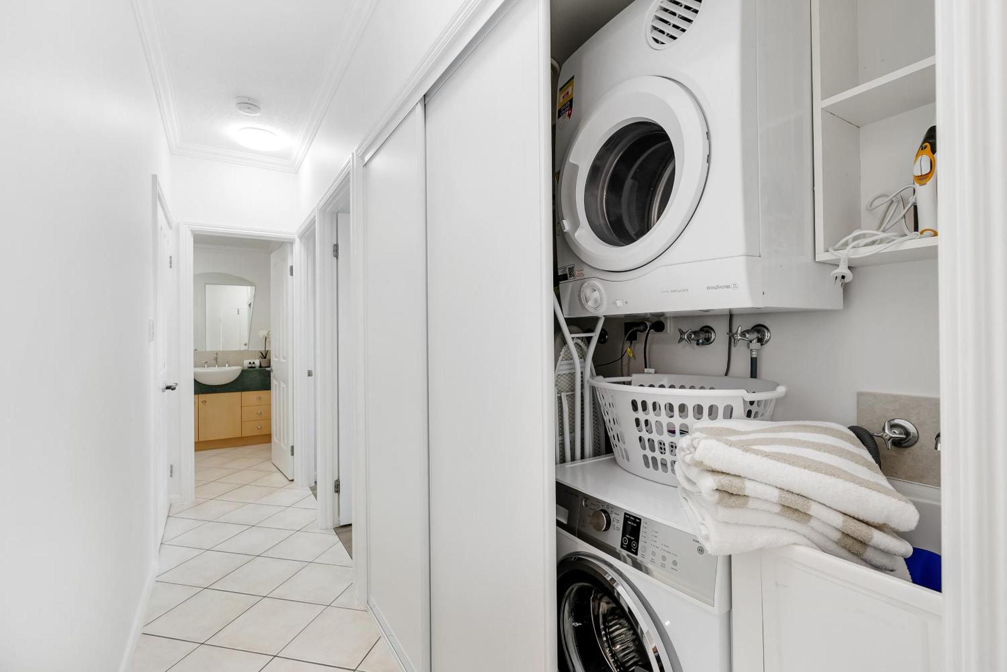 Cozy 3-bedroom Oasis With Pool Access In Apartment Cairns