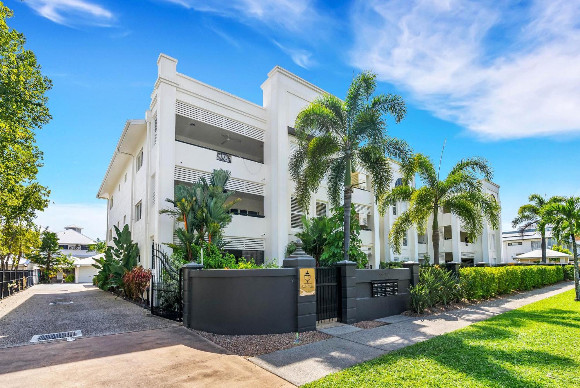 Cozy 3-bedroom Oasis With Pool Access In Apartment