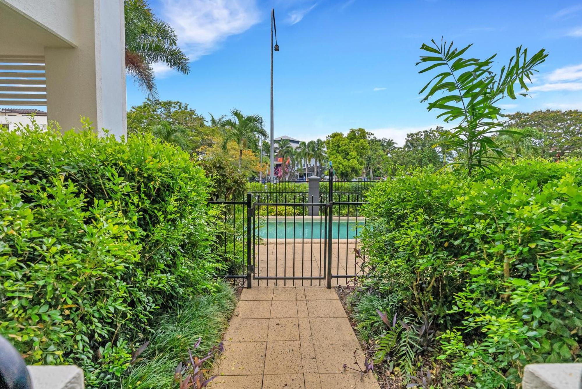 Cozy 3-bedroom Oasis With Pool Access In * Cairns