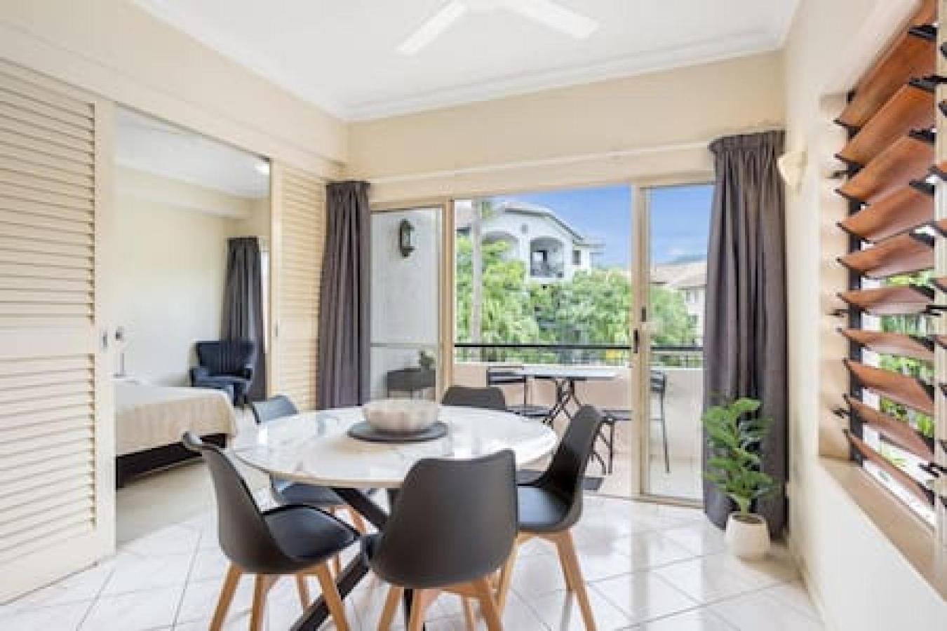 'the Lakes' Flexible One Bedroom In North Apartment