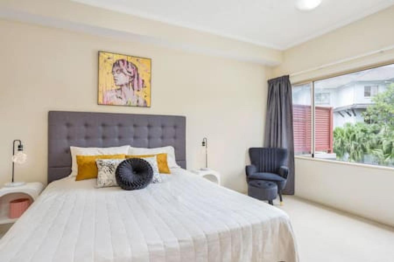 'the Lakes' Flexible One Bedroom In North