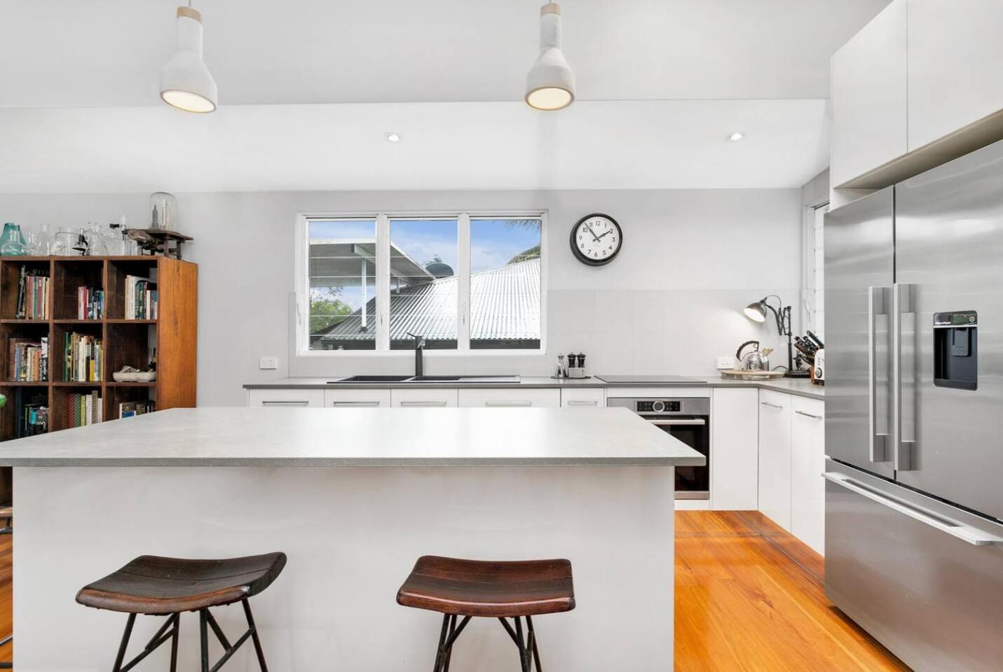 Holiday home Modern Meets Tropical In Free-standing