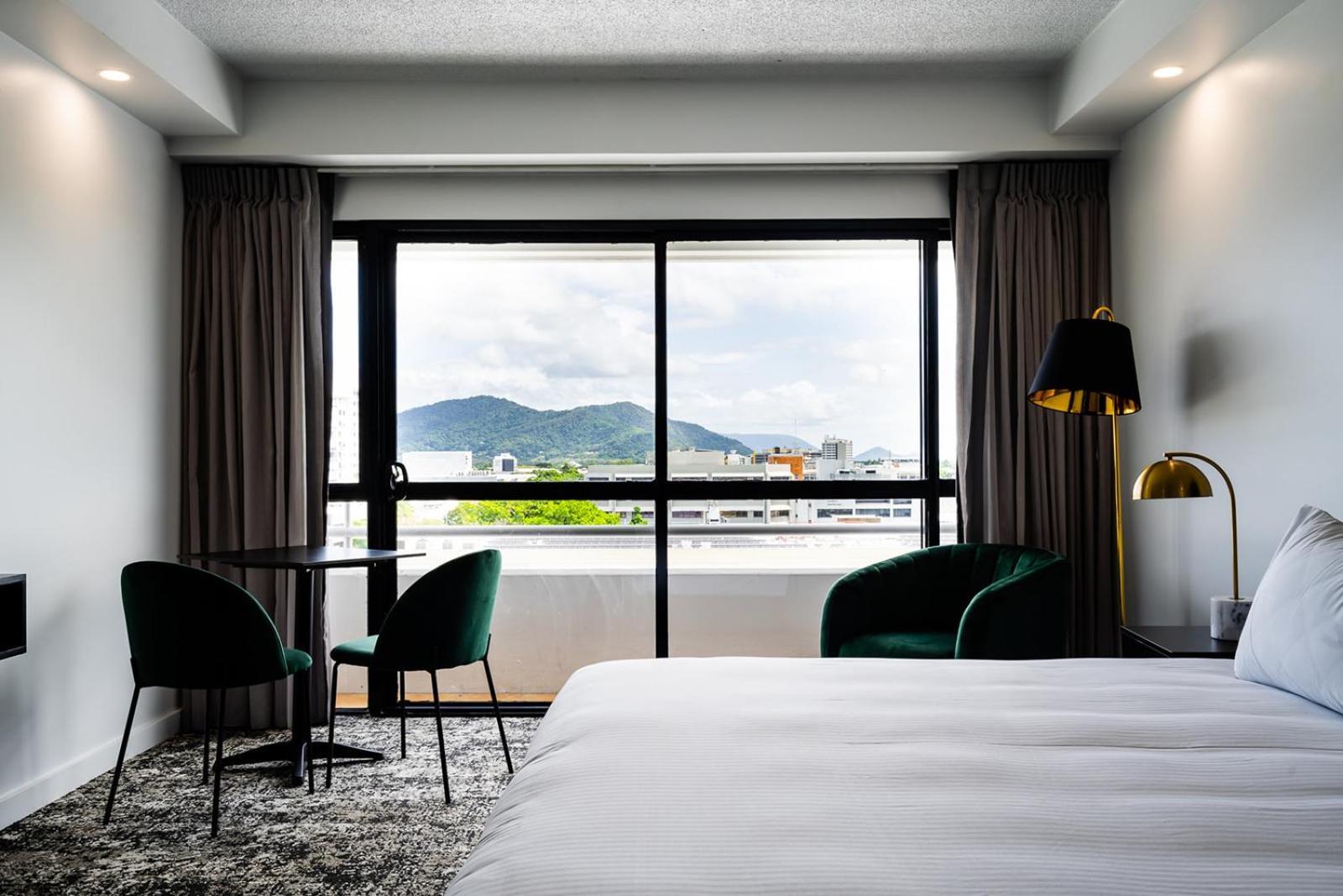 Hotel The Benson Cairns