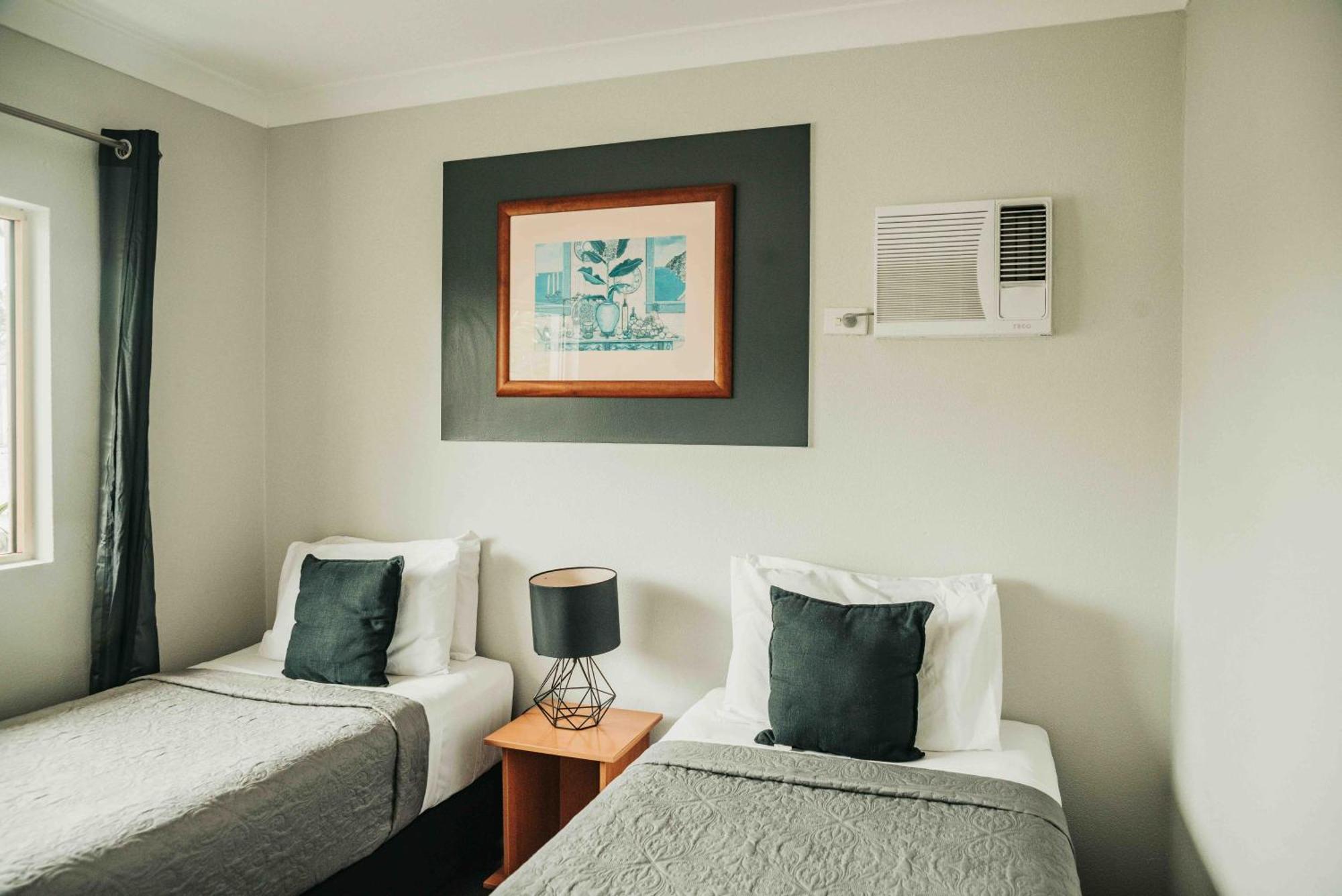 Motel Queens Court 3*