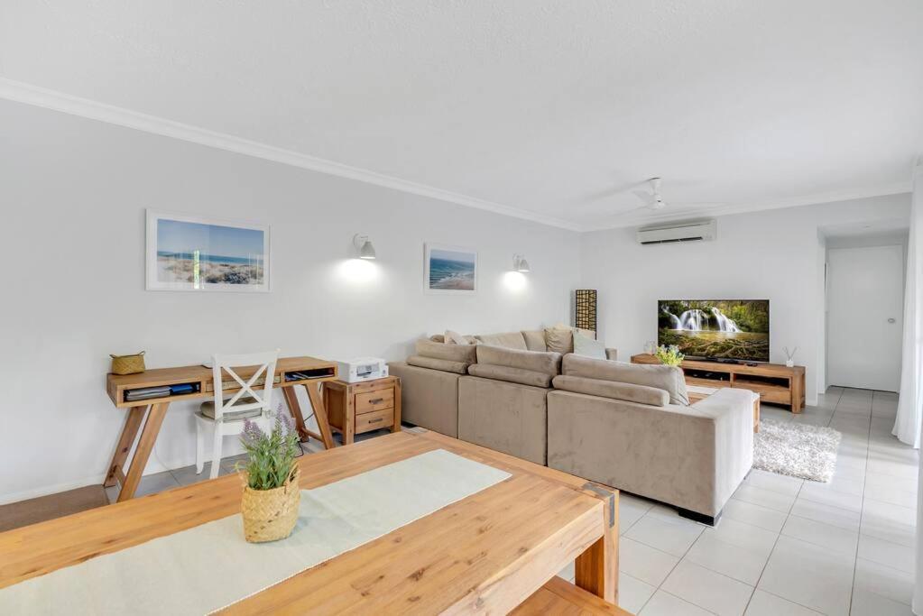 2br The Lakes Escape, 4 Pools 5 Min Airport Apartment Cairns