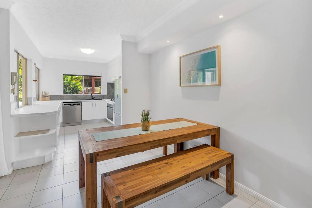 Apartment 2br The Lakes Escape, 4 Pools 5 Min Airport *