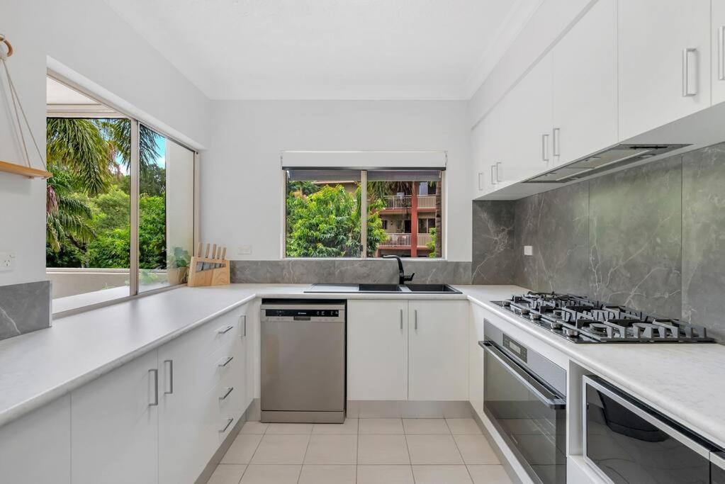 2br The Lakes Escape, 4 Pools 5 Min Airport Apartment