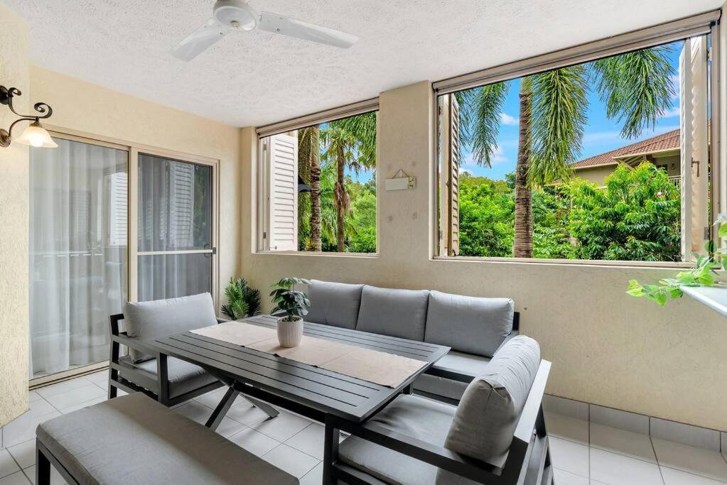 2br The Lakes Escape, 4 Pools 5 Min Airport Apartment Cairns