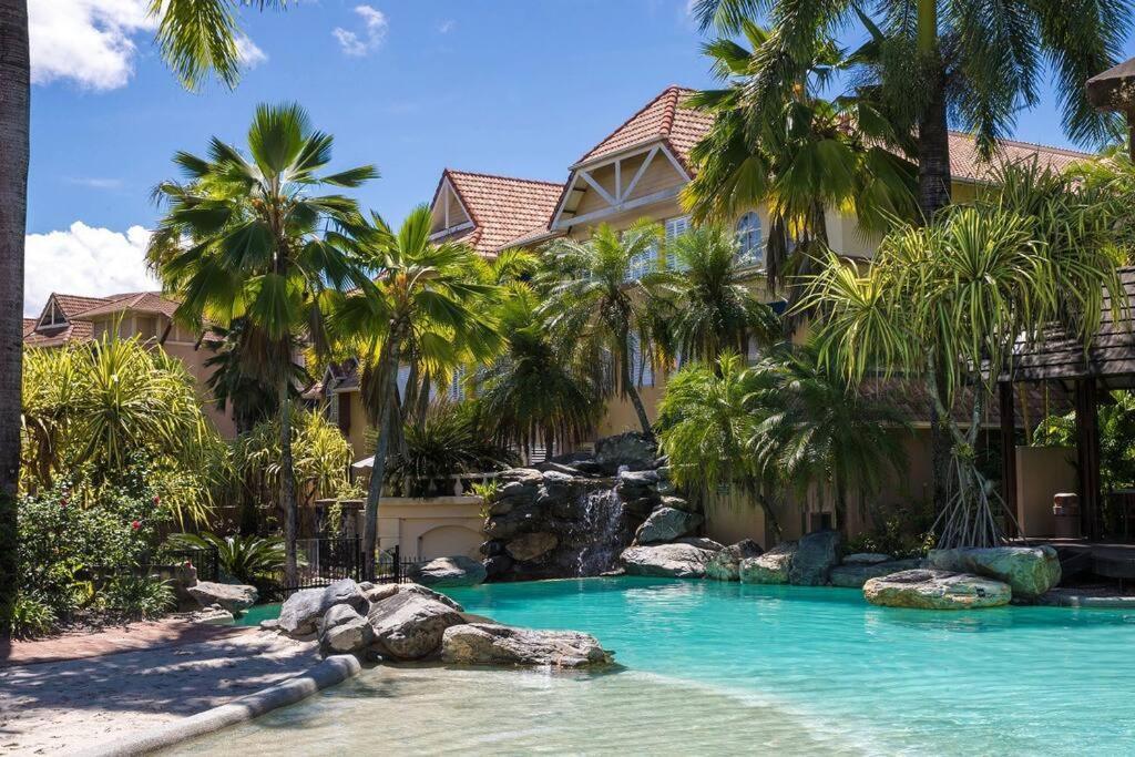 2br The Lakes Escape, 4 Pools 5 Min Airport