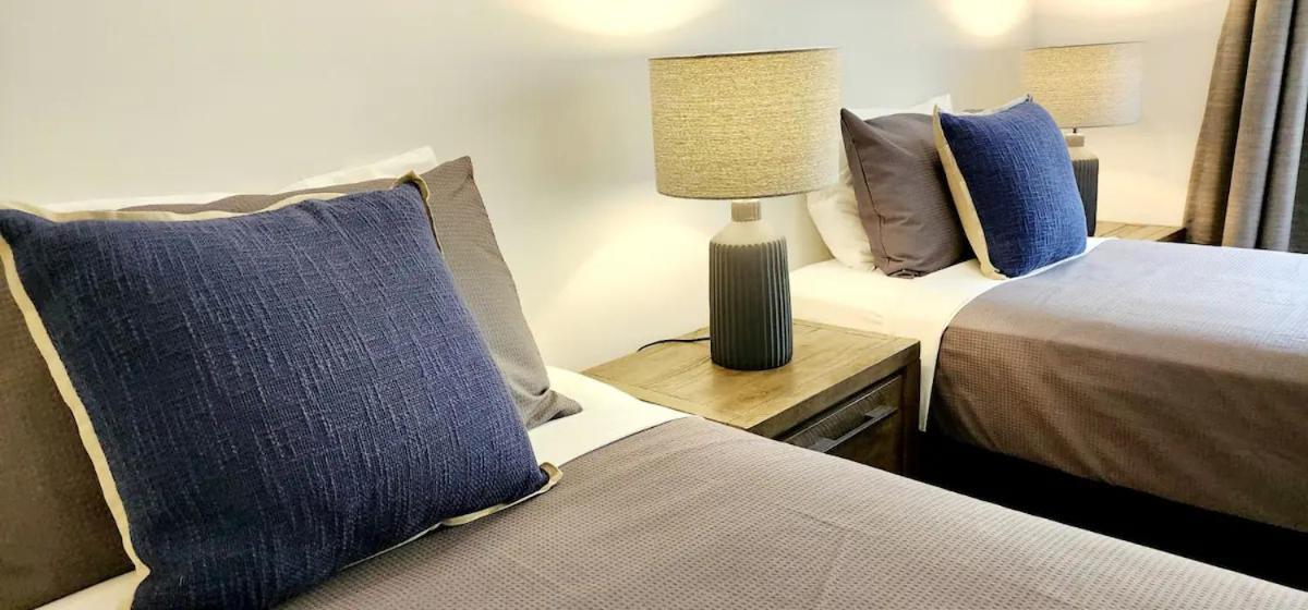 2br The Lakes Escape, 4 Pools 5 Min Airport *