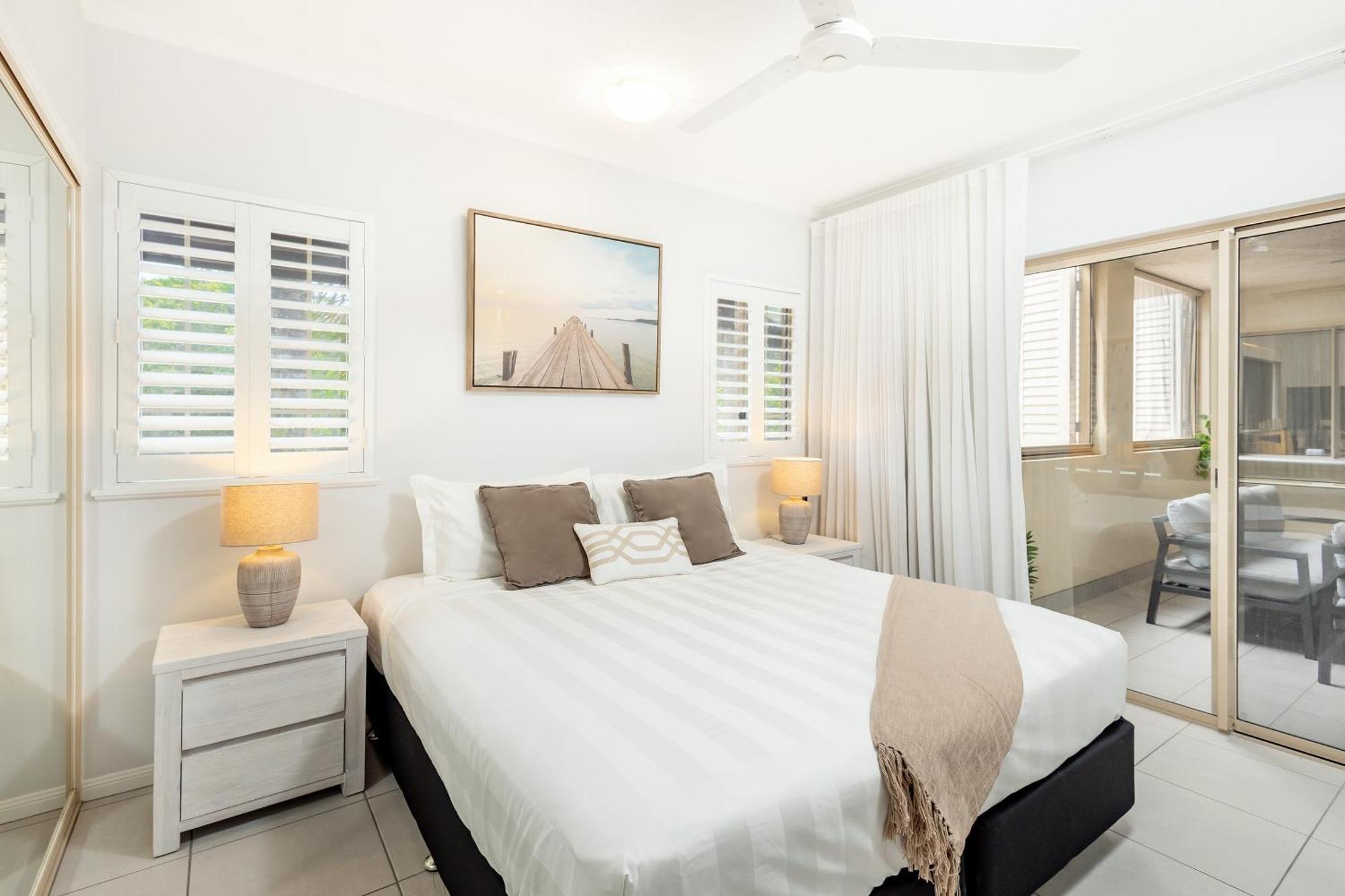 2br The Lakes Escape, 4 Pools 5 Min Airport Apartment Cairns