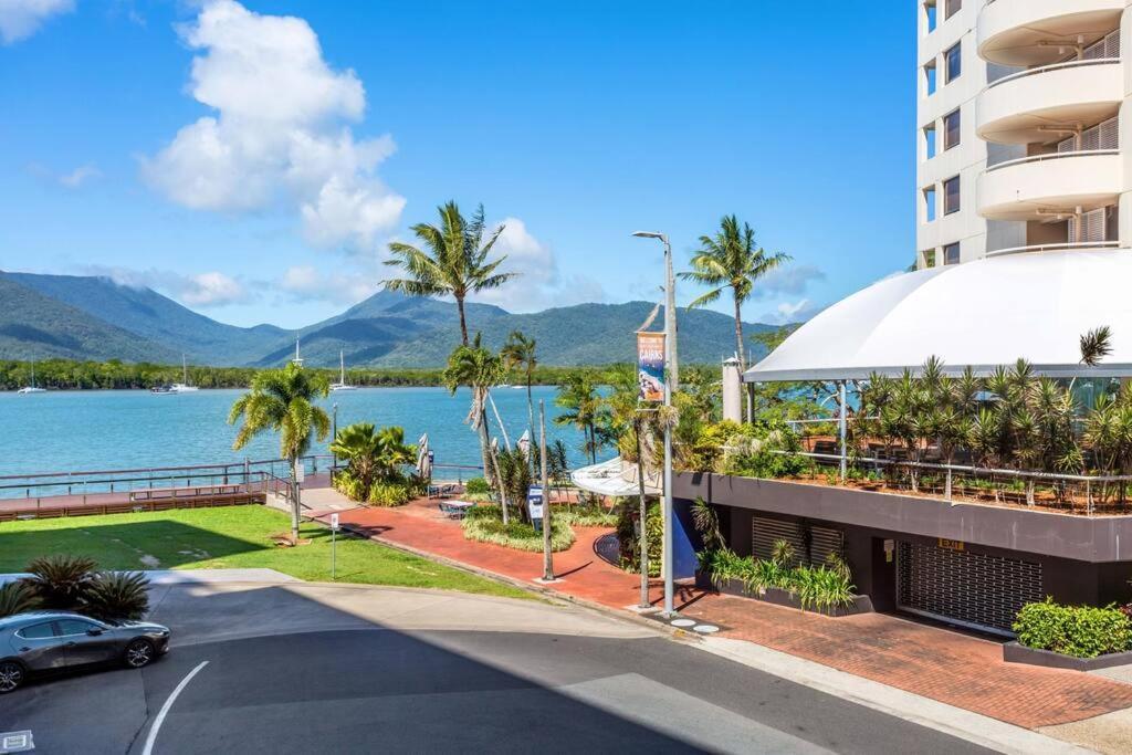 Apartment Absolute Waterfront - Enjoy Exceptional Lifestyle Cairns