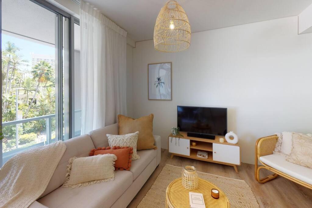 Apartment Stunning Waterfront In 5-star Complex