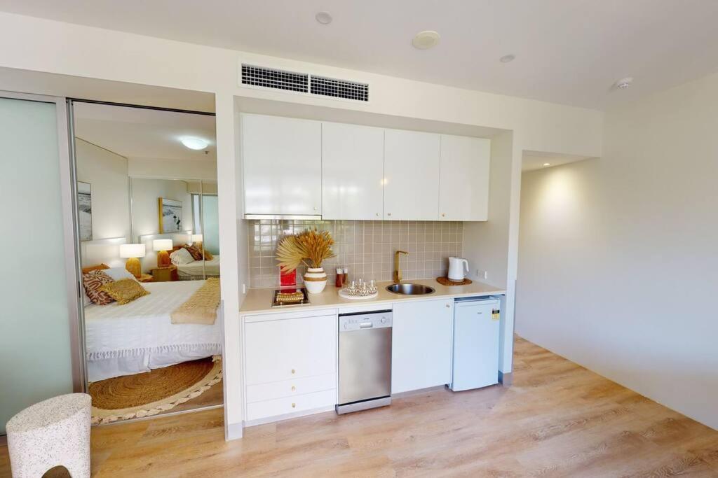 Stunning Waterfront In 5-star Complex * Cairns