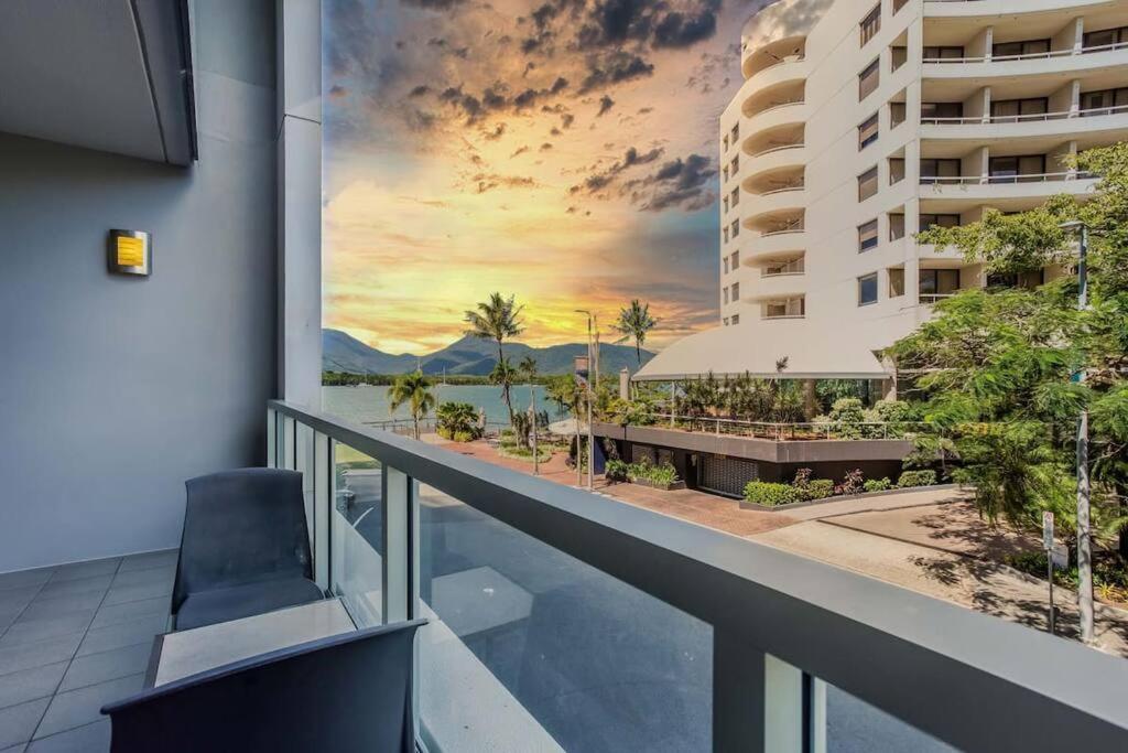 Apartment Stunning Waterfront In 5-star Complex