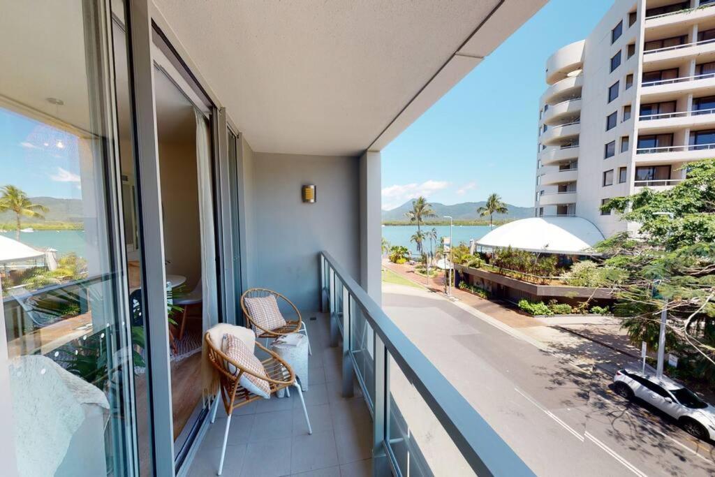 Stunning Waterfront In 5-star Complex Apartment Cairns
