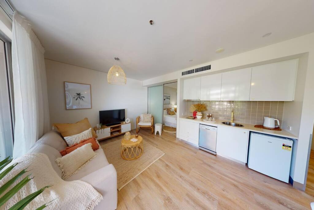 Apartment Stunning Waterfront In 5-star Complex *