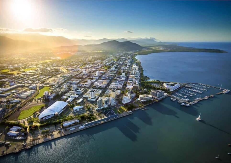Stunning Waterfront In 5-star Complex Cairns