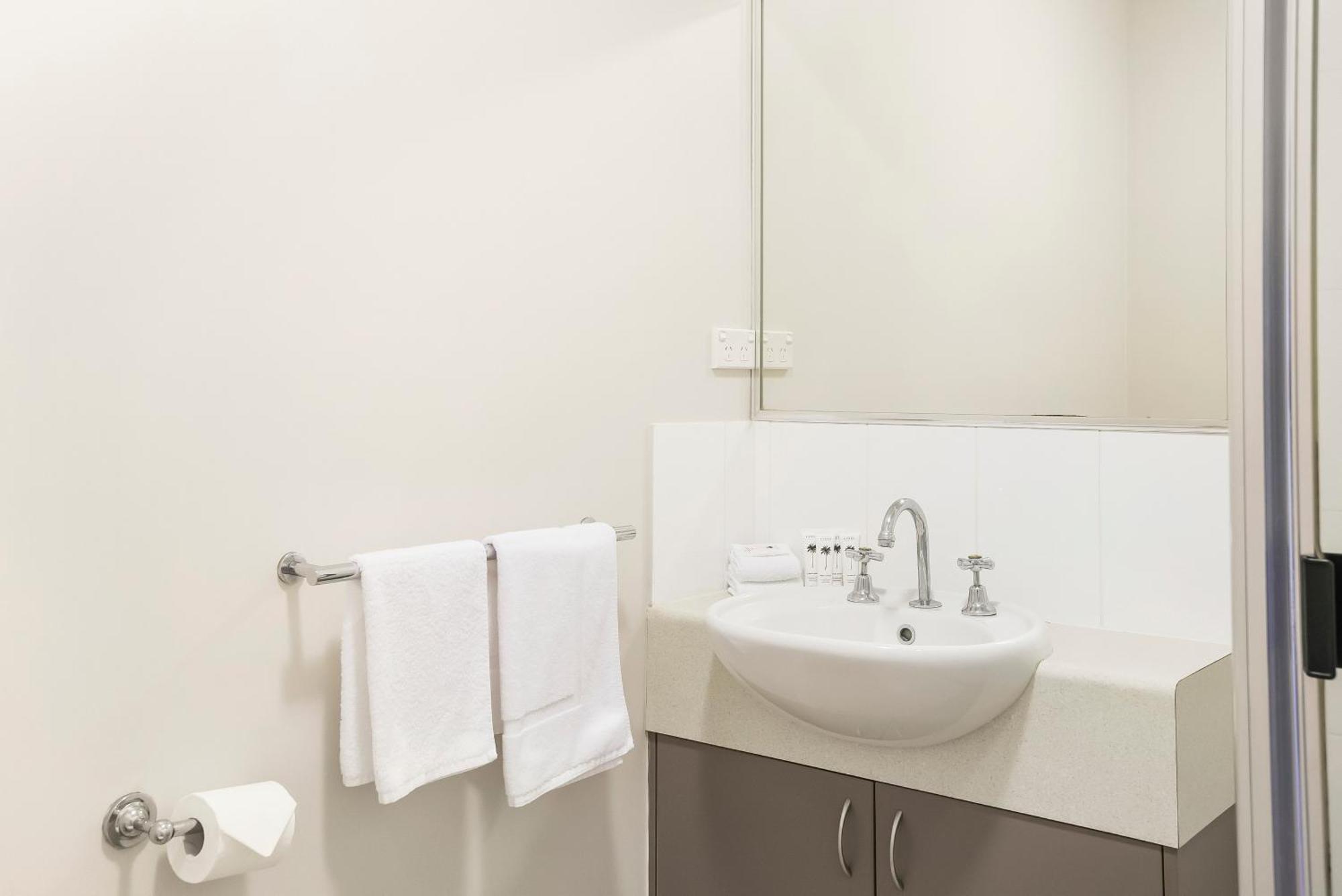 Apartment Sunrise Palms - Spacious Convenience *