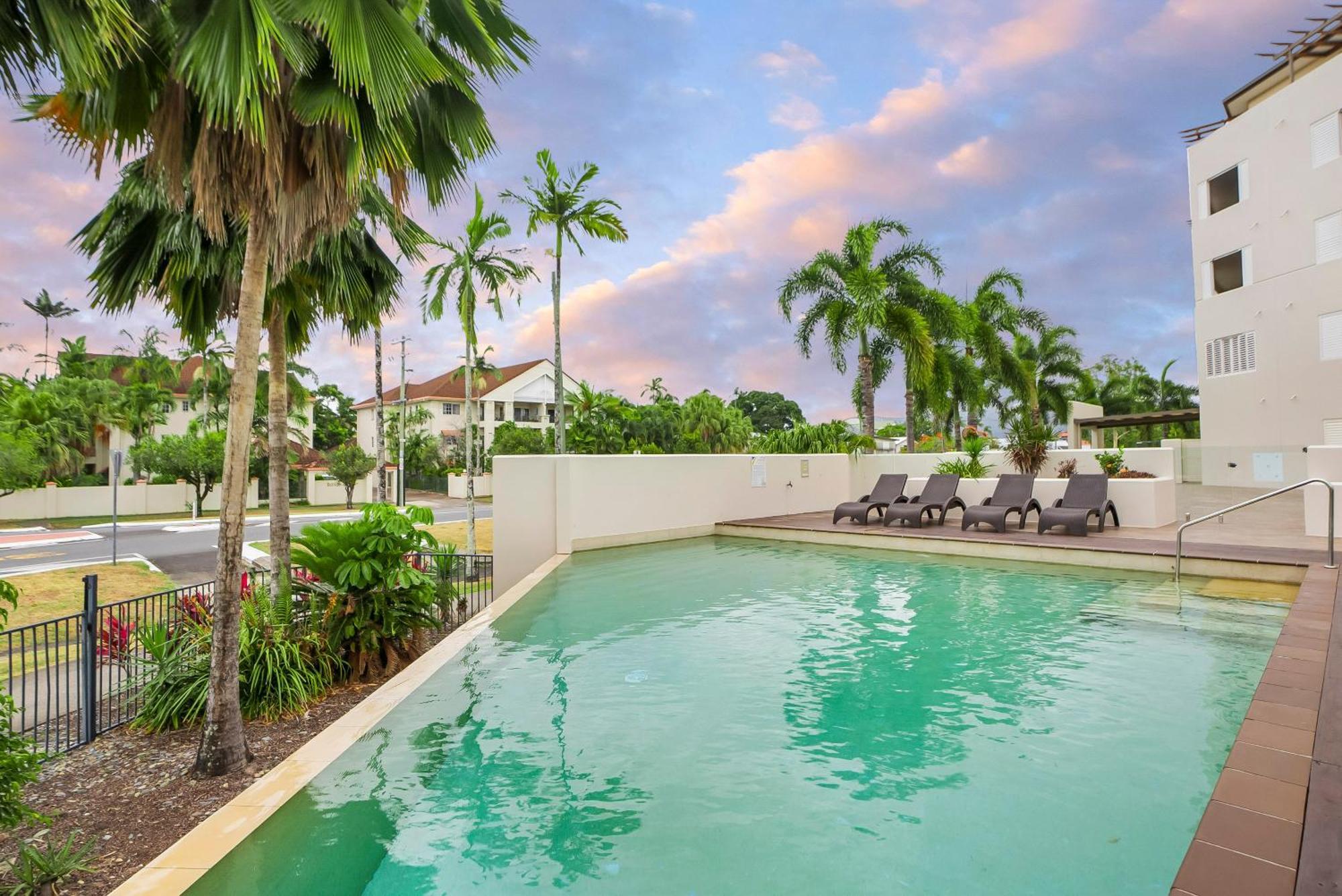 Sunrise Palms - Spacious Convenience Apartment Cairns