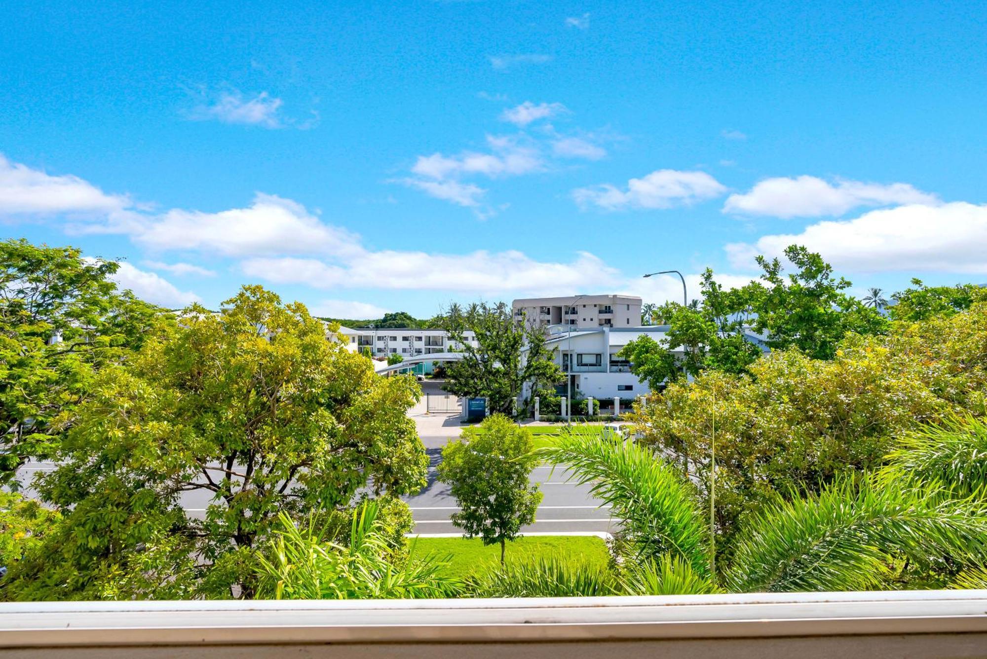 The Edge - Just Steps To Esplanade Frontage *