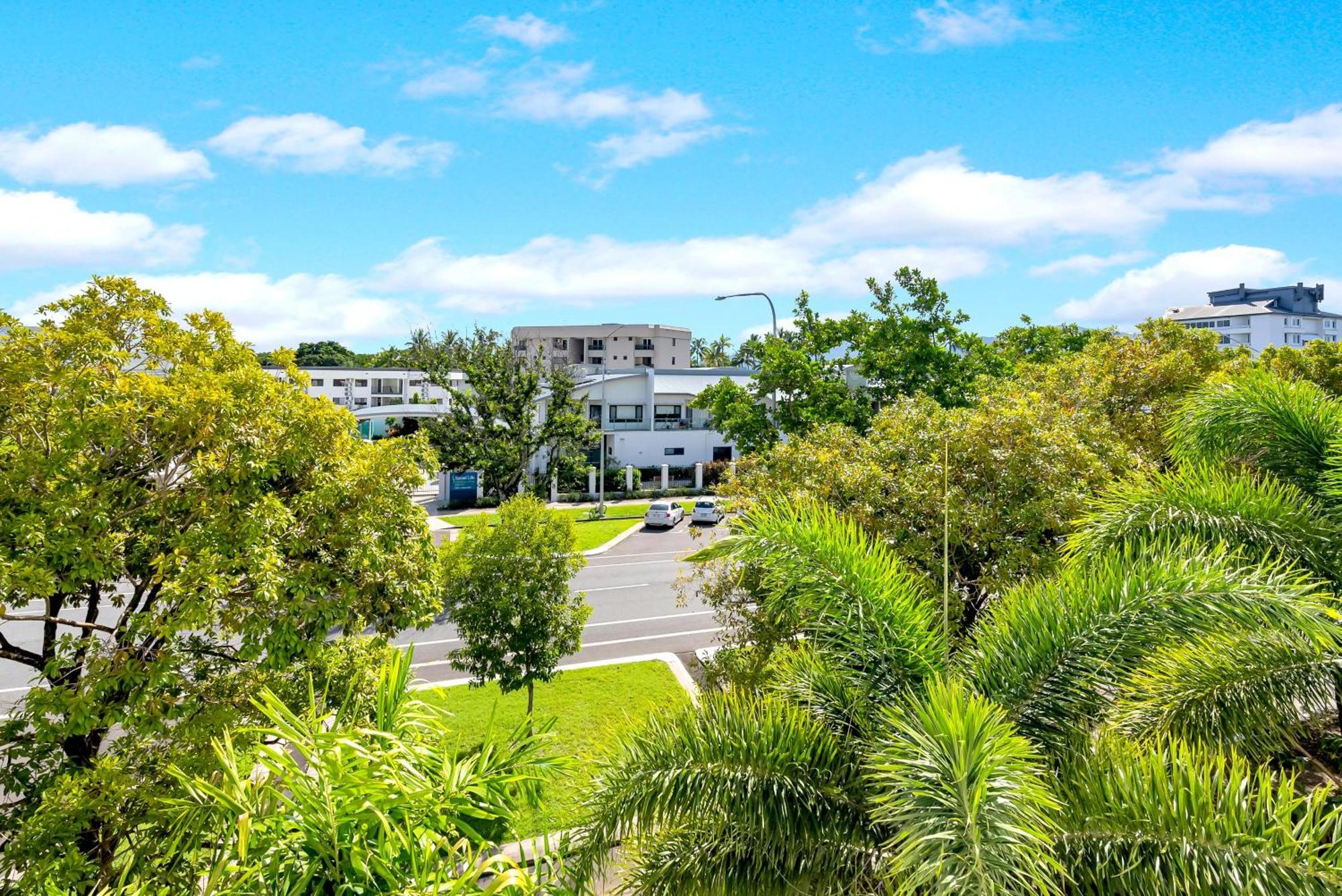 The Edge - Just Steps To Esplanade Frontage Apartment *