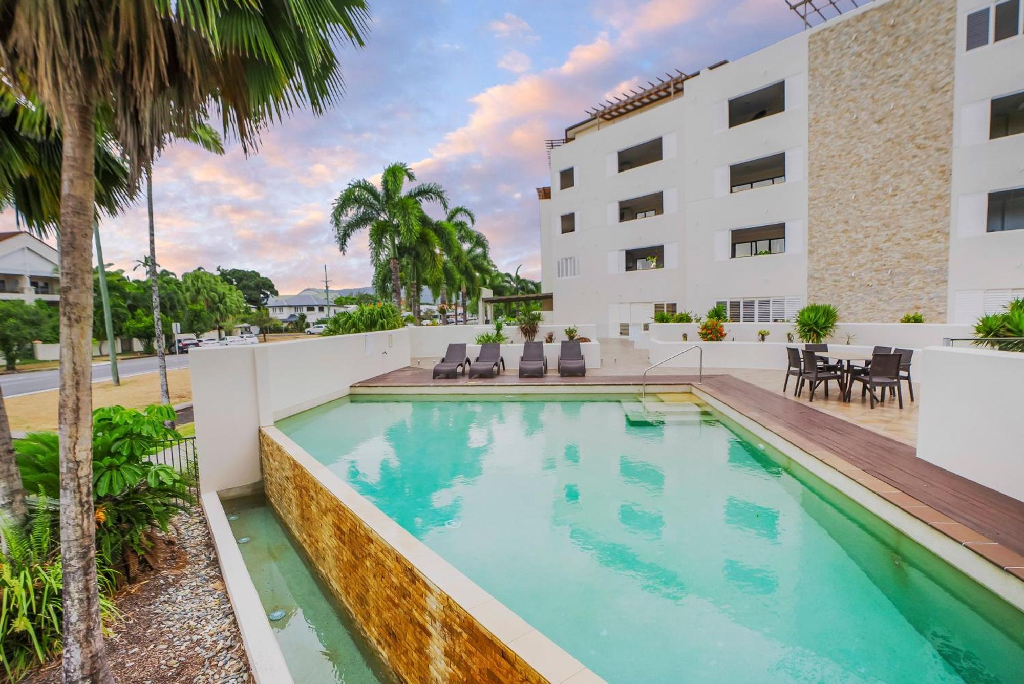 Apartment Sunrise Palms - Spacious Convenience Cairns