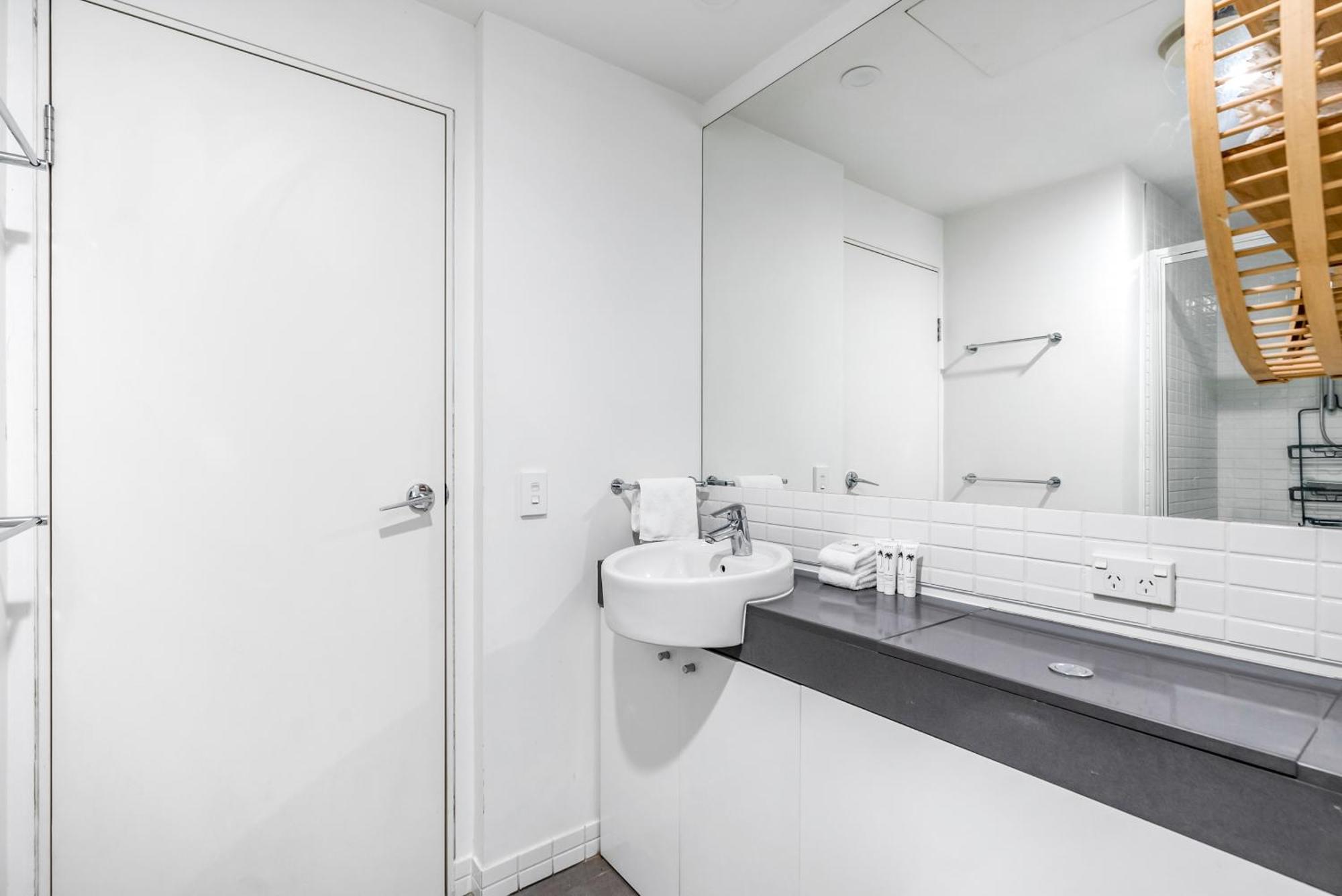 Apartment 'escape At Harbour Lights' Poolside Chic In The Cairns