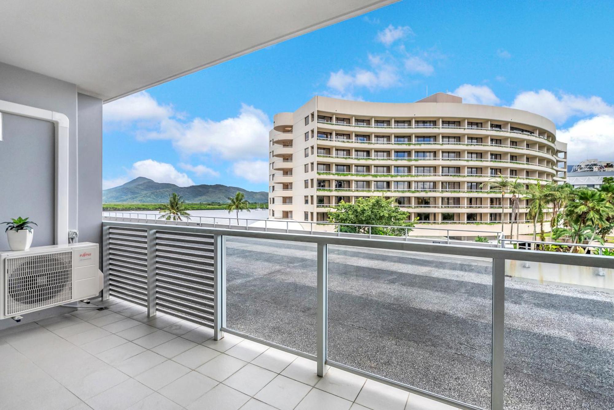 Apartment 'escape At Harbour Lights' Poolside Chic In The Cairns