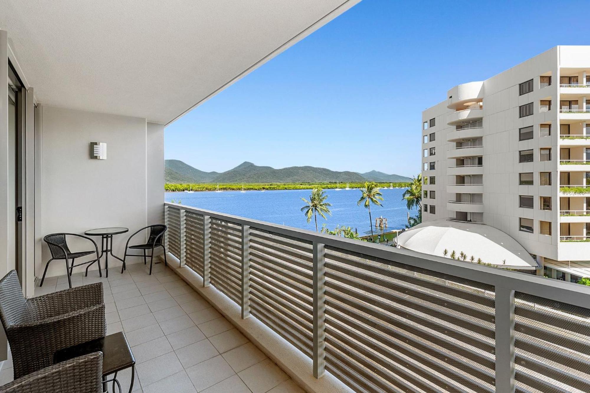Aqua Vista At Harbour Lights - Poolside Panorama Apartment *
