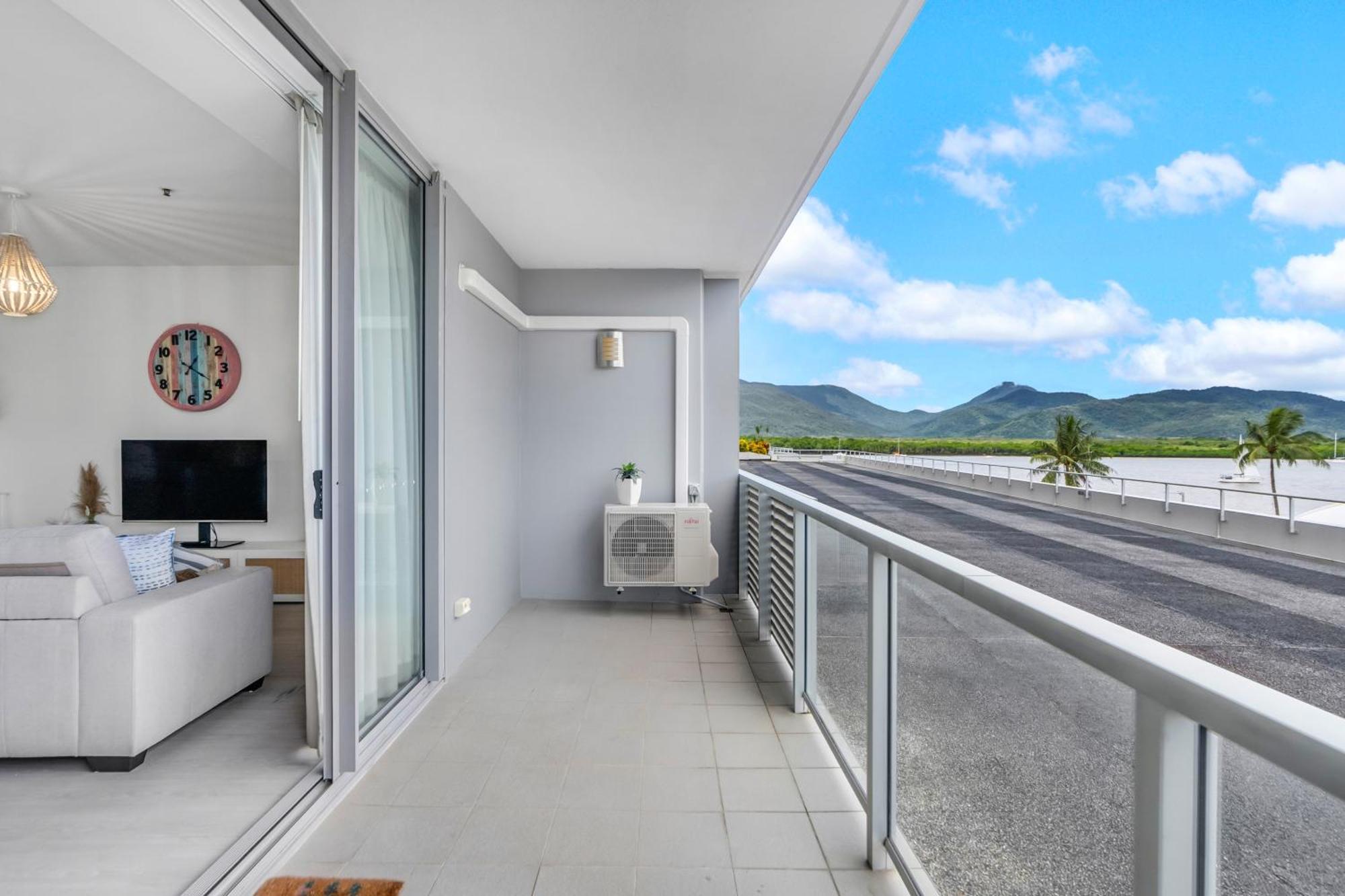 Apartment 'escape At Harbour Lights' Poolside Chic In The Cairns