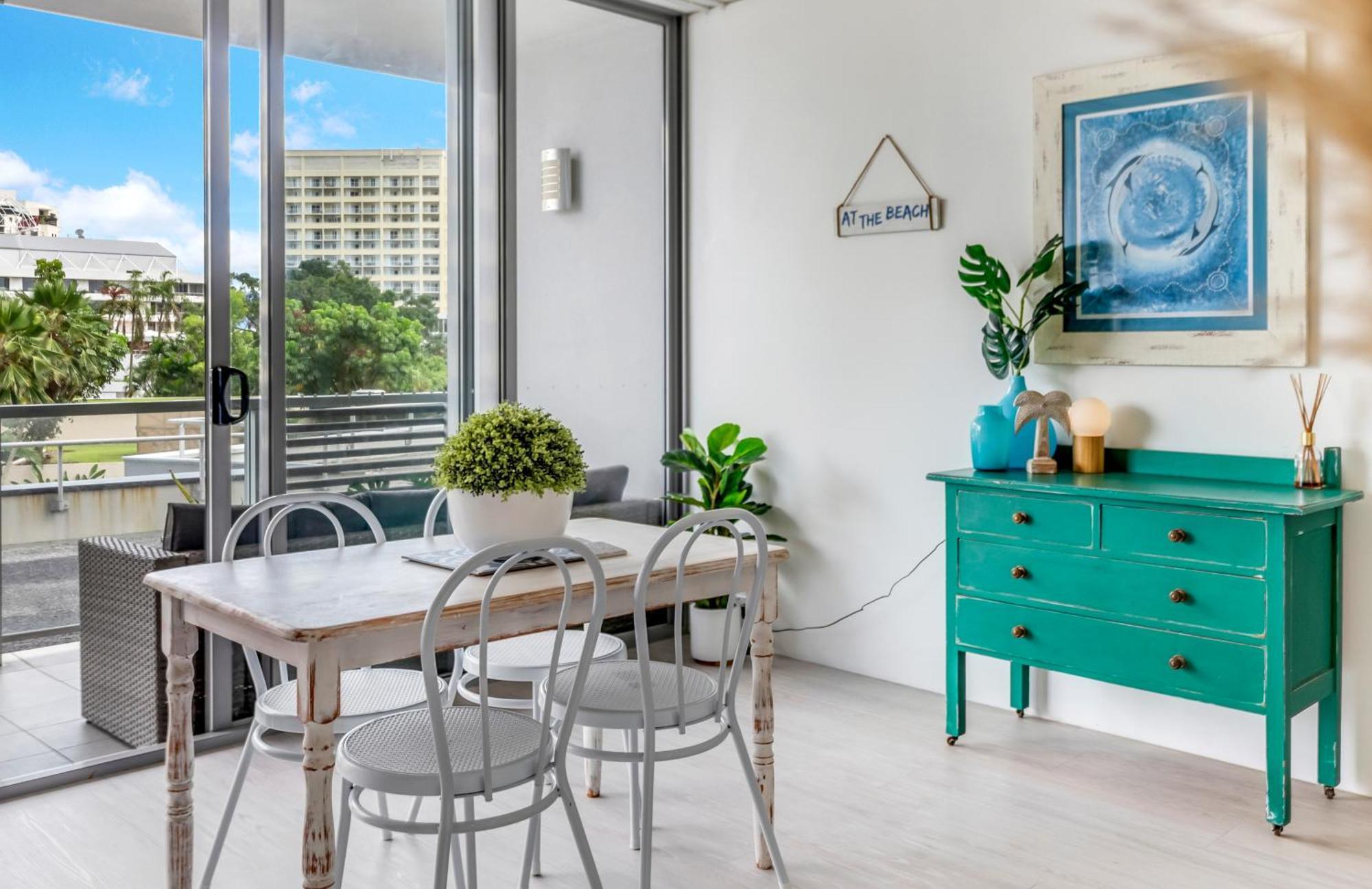 Apartment 'escape At Harbour Lights' Poolside Chic In The Cairns