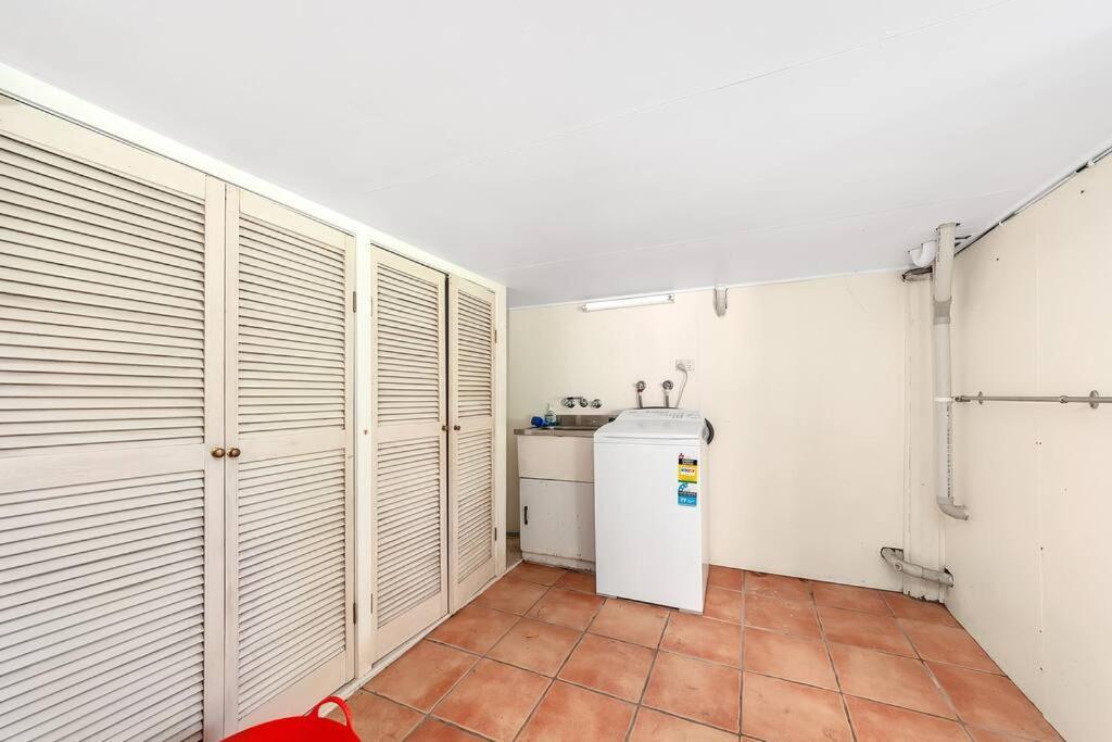 Masterfully Restored Queenslander Near Esplanade *