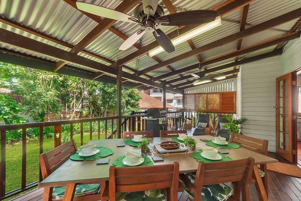 Masterfully Restored Queenslander Near Esplanade Holiday home