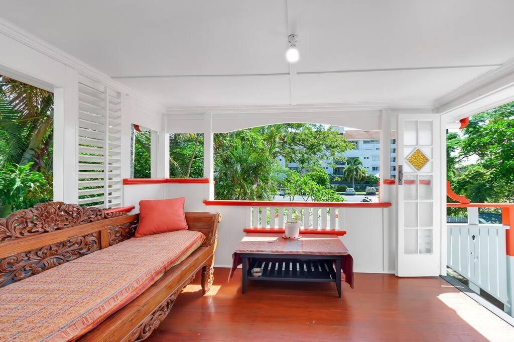 Masterfully Restored Queenslander Near Esplanade Holiday home