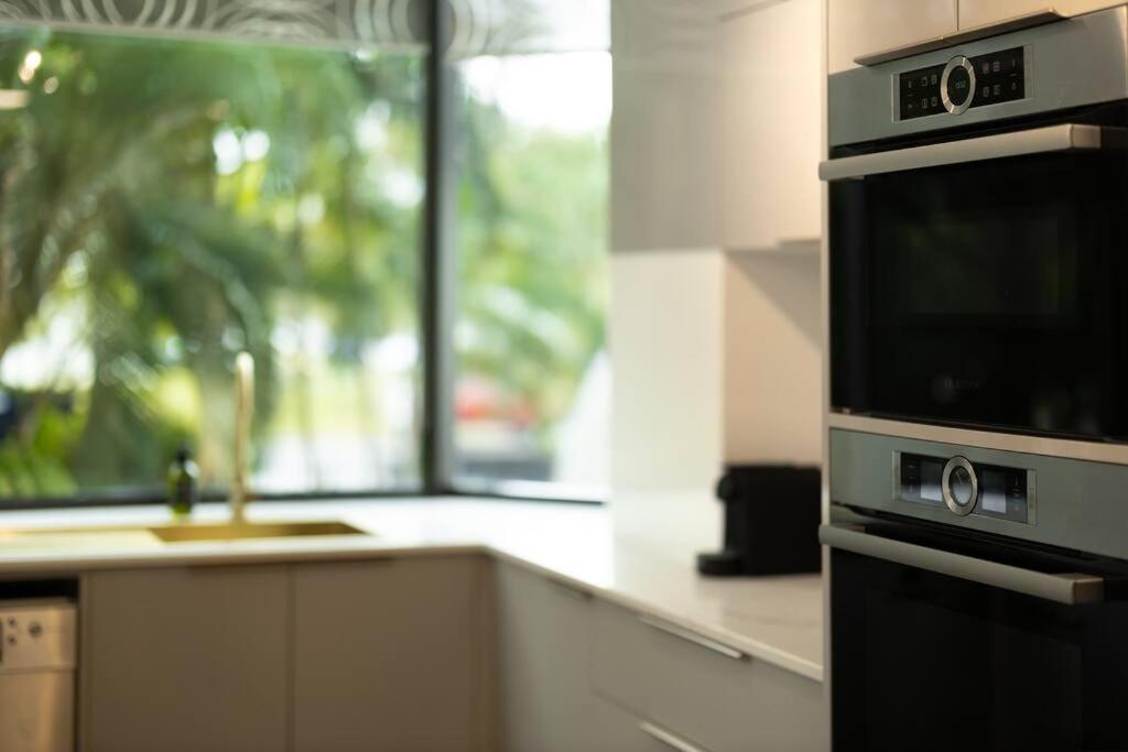1 Bedroom - Stylish Getaway Apartment, Esplanade Apartment Cairns