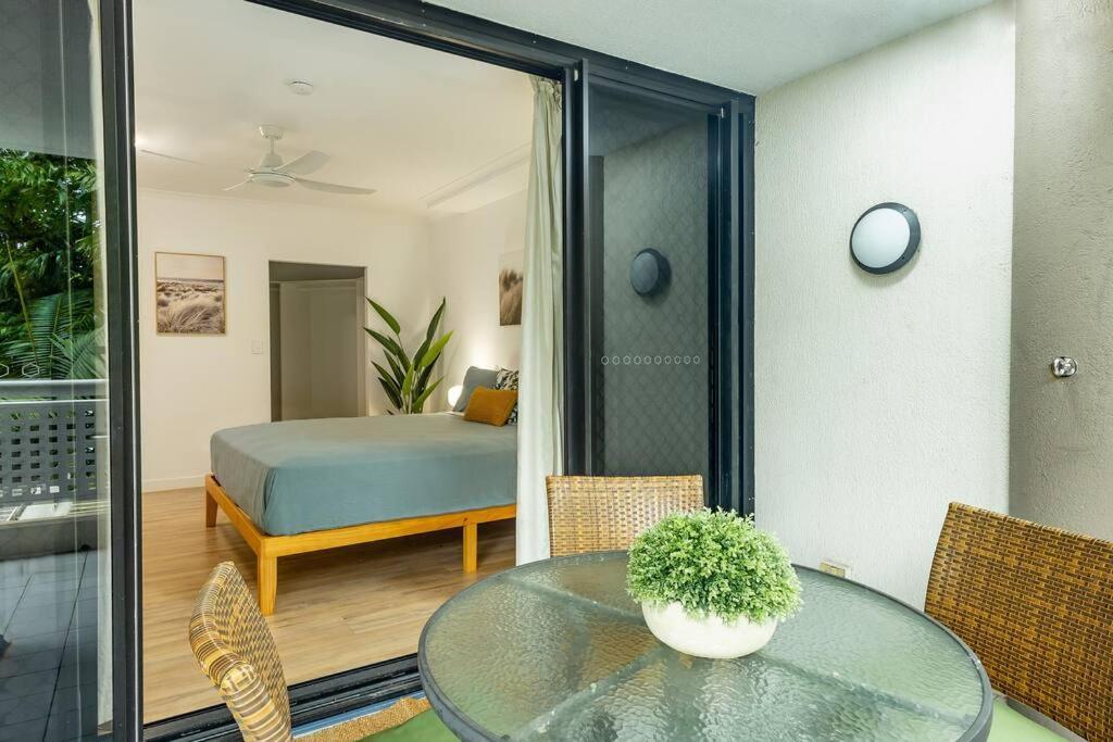 1 Bedroom - Stylish Getaway Apartment, Esplanade Apartment Cairns