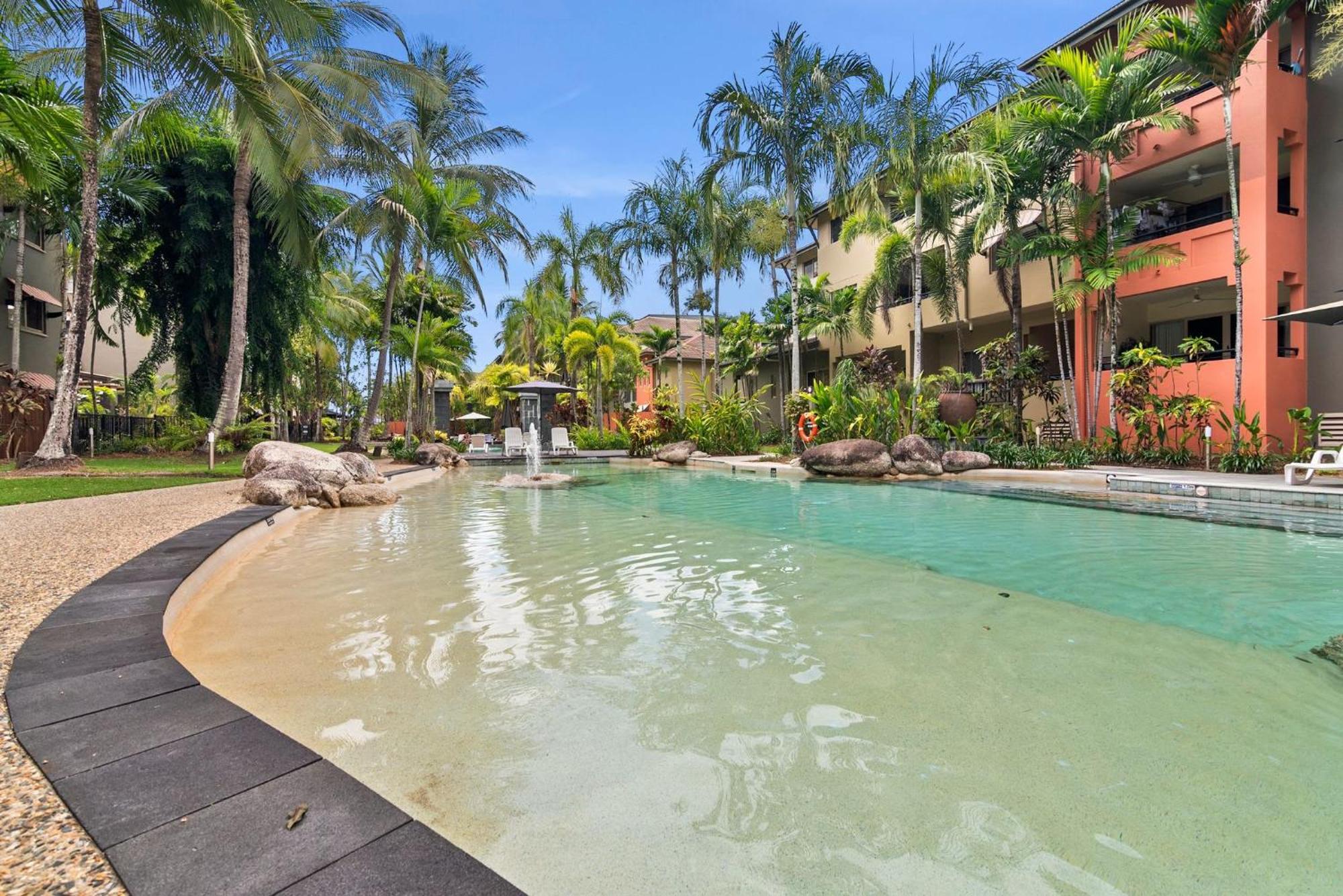 Tropical Gardens - 9 Pools Free Parking Apartment